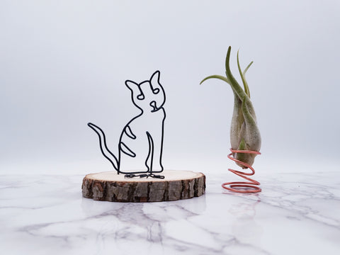 Wire sculpture of tabby cat