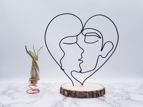 Wire sculpture of kissing couple