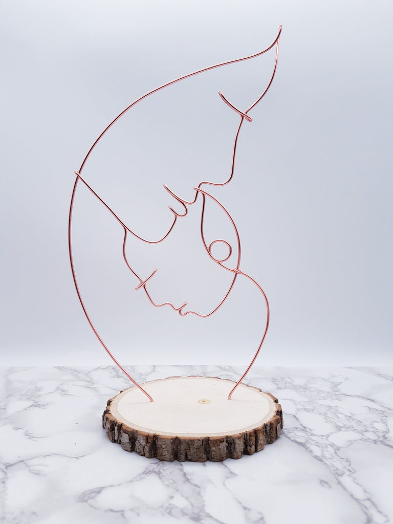 Wire sculpture of mother and baby – Wire Accents